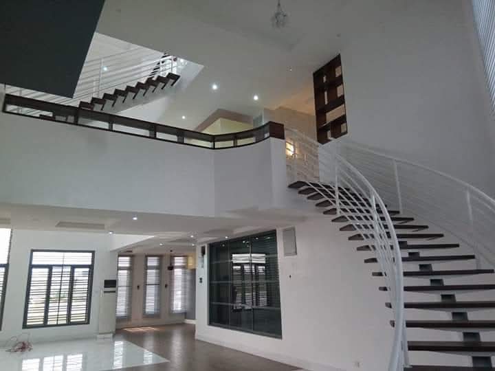 Grand Foyer & Staircase